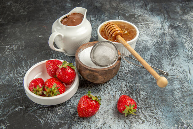 营养品正面是新鲜草莓 表面有蜂蜜 果味甜美草莓膳食新鲜草莓