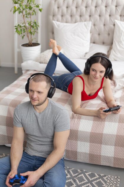 乐趣男人和女人玩电子游戏虚拟玩家视频游戏