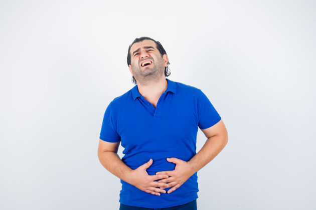 病毒中年男子患有胃痛 穿着蓝色t恤 看上去不舒服正视图人过敏疼痛