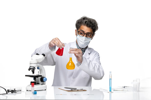 医学正面图中年科学家穿着特制的混合液套装解决方案实验混合