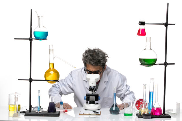 视图穿着白色医疗服的男性科学家使用显微镜的前视图化学医学显微镜