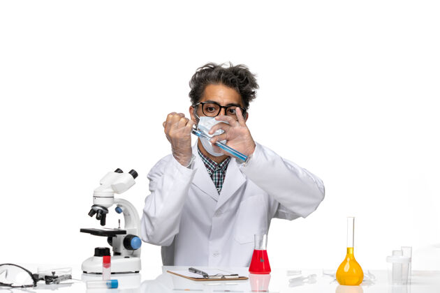 人正面图身着白色医疗服的中年科学家用蓝色溶液注射剂医学人视图