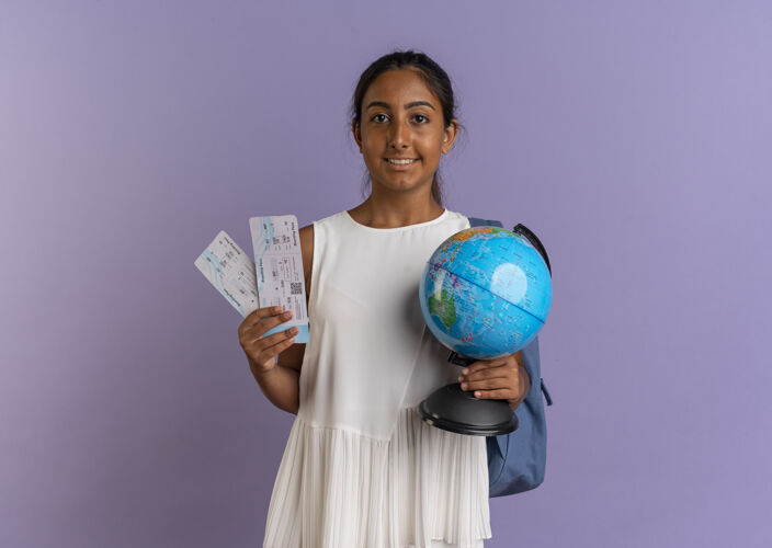 紫色高兴的小女生背着包拿着票和地球仪上的紫色包票地球仪