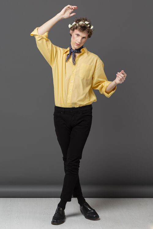 男性穿着时尚衬衫 戴着花环的肖像男人模特男人围巾