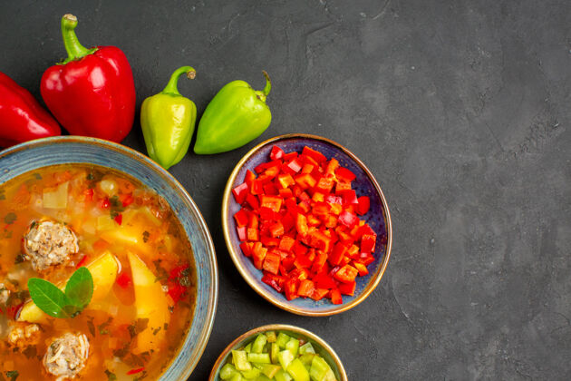 黑胡椒俯瞰美味的肉汤配上新鲜的蔬菜 在一张深色的餐桌上摆上一道美食照片健康午餐餐厅
