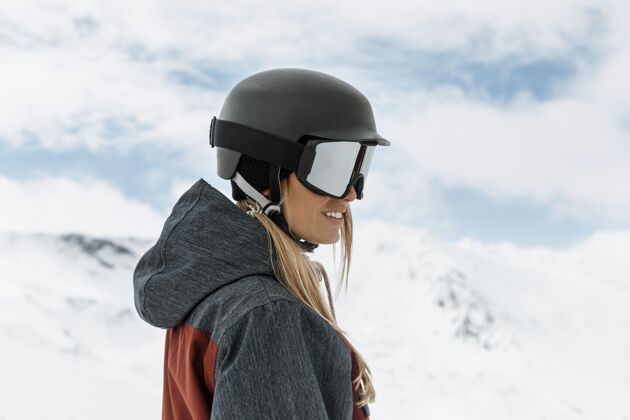 季节戴滑雪头盔的中枪女子中景运动健康