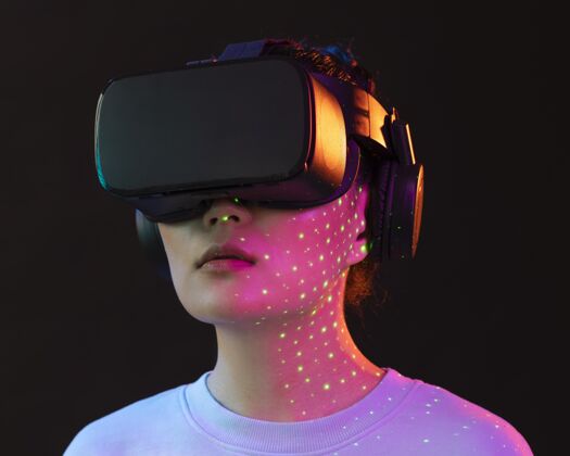 表情戴着vr眼镜的年轻女子肖像虚拟现实耳机女人虚拟现实模拟器