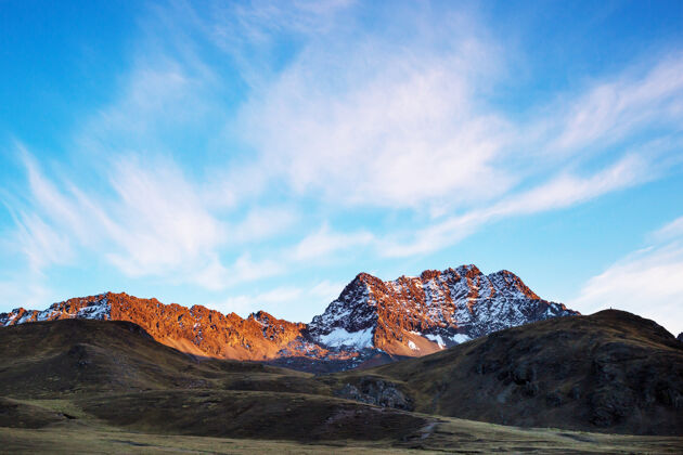 宁静美丽的山脉风景在科迪勒拉华亚什 秘鲁 南美洲美洲蓝色山峰