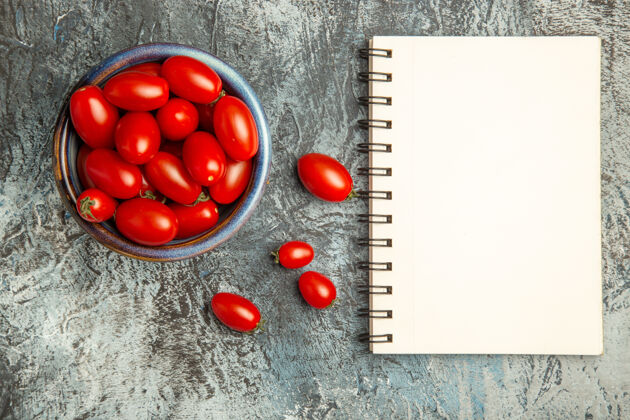 蔬菜顶视图新鲜的红色西红柿与记事本上黑暗的光表水果照片黑暗沙拉沙拉笔记本顶部