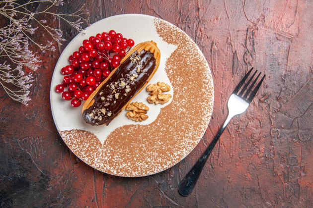 健康俯瞰美味的巧克力和红色浆果在黑暗的桌子上蛋糕派甜点甜盘子餐厅深色
