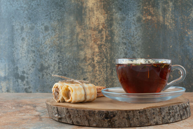 杯子一杯凉茶加华夫饼在木板上杯子美味热的