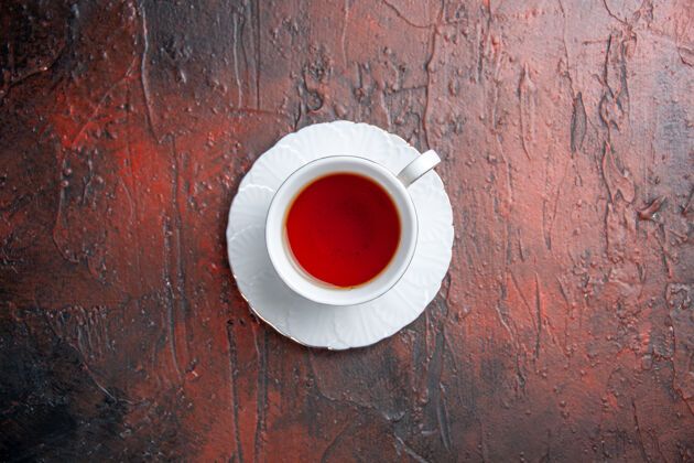 茶杯在黑暗的桌子上俯瞰一杯茶红茶马克杯顶部