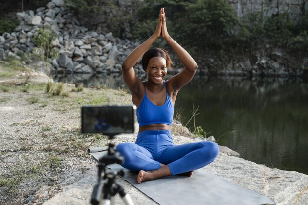 姿势非裔美国瑜伽老师在户外练习运动瑜伽老师姿势
