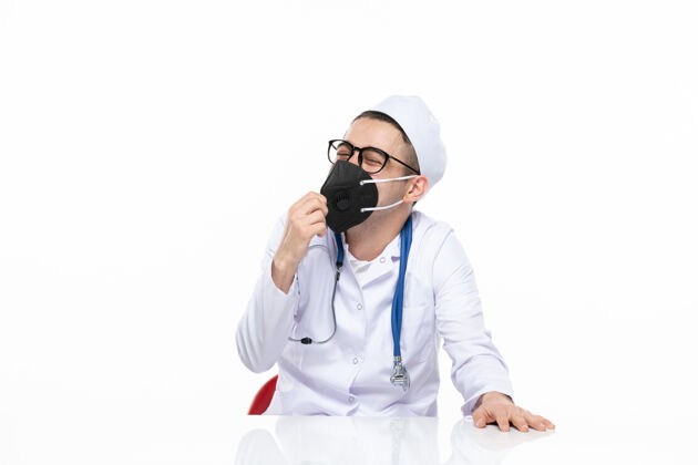 正面正面图：男医生穿着医疗服 戴着特制的黑色面罩护士人药