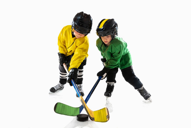 专业冰球场上的小冰球手 背景是白色的球健康设备