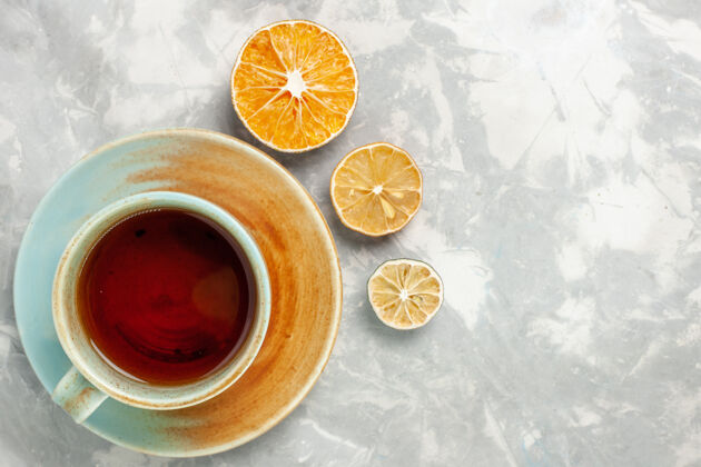 美味白色表面柠檬茶的顶视图早餐柑橘含糖