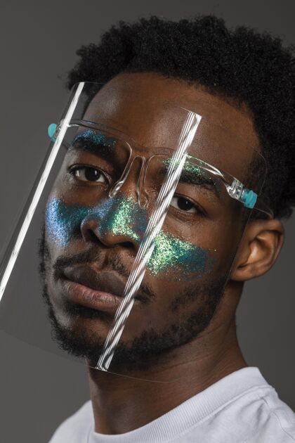 年轻一个戴着面具 画着脸的非裔美国人姿势男人帅哥