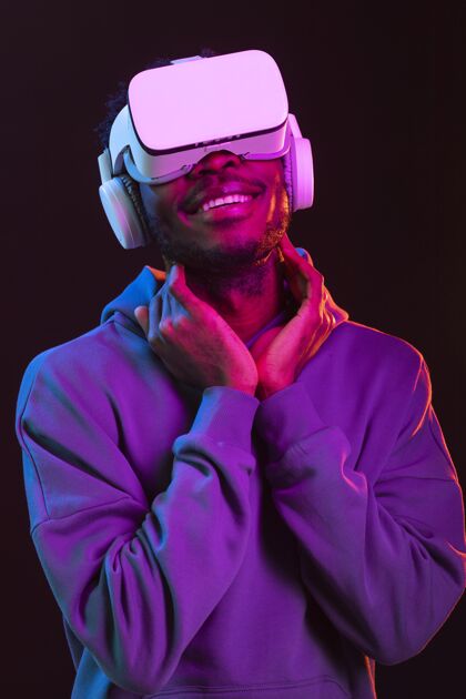 非洲裔美国人戴着vr眼镜的非洲裔美国青年肖像男性虚拟现实耳机虚拟现实