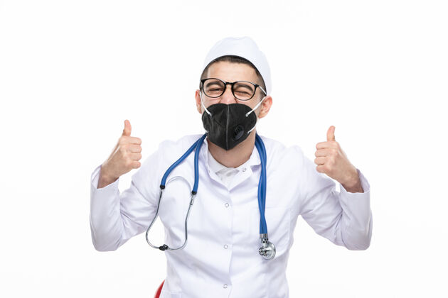 护士正面图男医生穿着医疗服戴着特制的黑色口罩黑白男