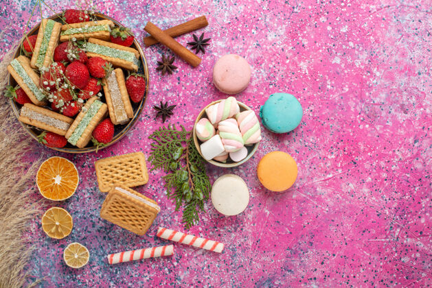 糖果美味的华夫饼干的顶视图 粉色表面有新鲜的红色草莓庆典糖果食品