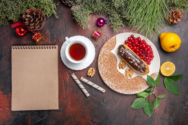 圣诞节俯瞰美味的巧克力和红色浆果在深色的桌子上馅饼蛋糕甜点甜健康红色茶