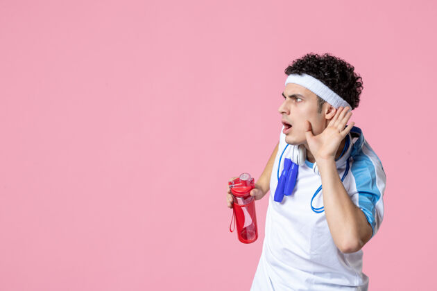 成功正面图穿着运动服的男运动员拿着一瓶水瓶子正面运动