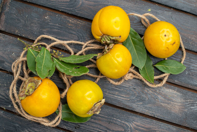 胡椒顶视图新鲜甜甜的柿子放在木桌上 成熟的水果味道顶部食物成熟