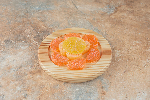 糖在大理石背景的木板上放糖果酱果酱芳香美味