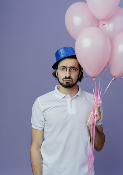 眼镜悲伤的帅哥戴着眼镜 戴着蓝色的帽子 手里拿着紫色的气球 与世隔绝气球帽子悲伤