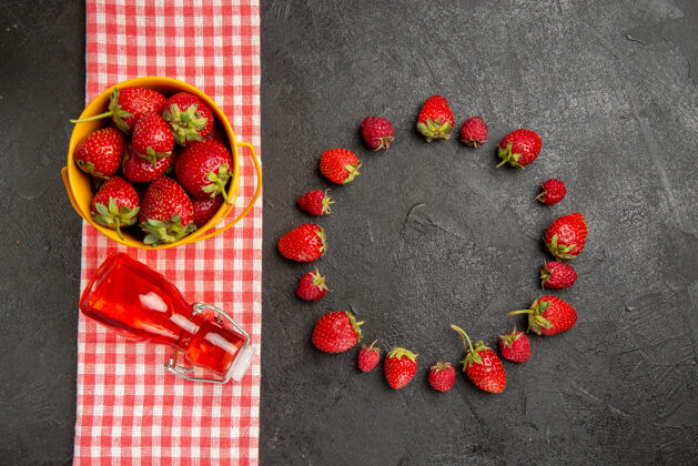新鲜的红色草莓顶视图新鲜的红色草莓 深色水果 浆果色覆盆子甜点颜色草莓