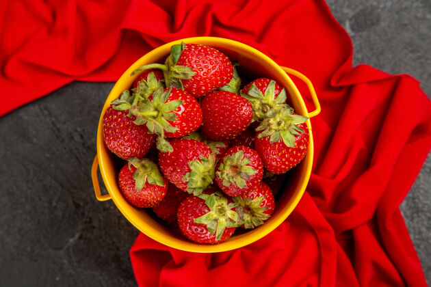 深色顶视图新鲜的红色草莓在小篮子里的深色水果浆果桌上篮子成熟草莓