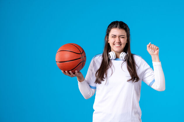 青少年前视快乐的年轻女子篮球篮球男比赛