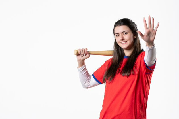 人前视图：带棒球棒的女运动员运动漂亮微笑