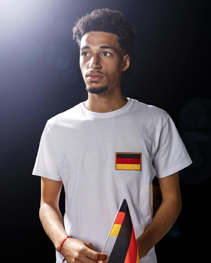 足球比赛手持德国国旗的人的正视图足球比赛足球联赛足球杯