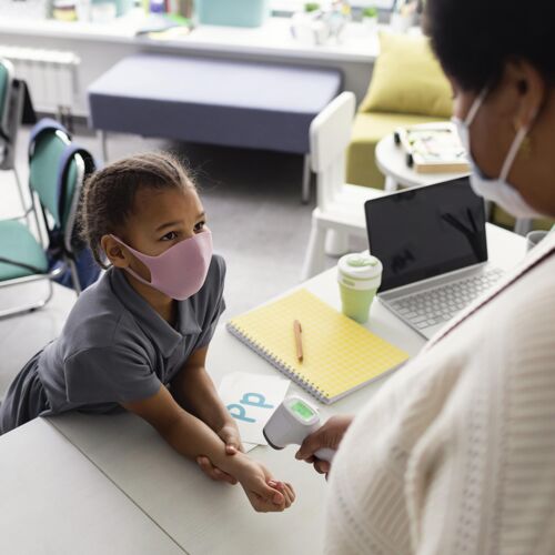 学术女老师检查每个学生的体温知识老师多种族