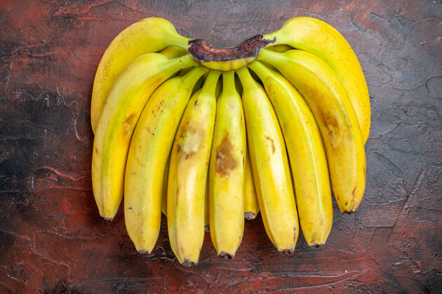 黄色的香蕉顶视图黄色香蕉在黑暗的背景生产香蕉蔬菜