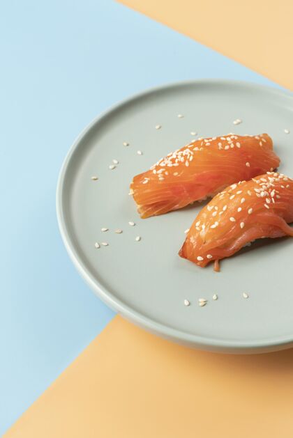 厨房高角度的寿司搭配安排美味美味