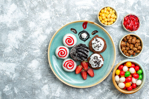 鸡蛋顶视图甜饼干巧克力蛋糕和糖果白色背景糖果饼干蛋糕甜茶饼干巧克力传统
