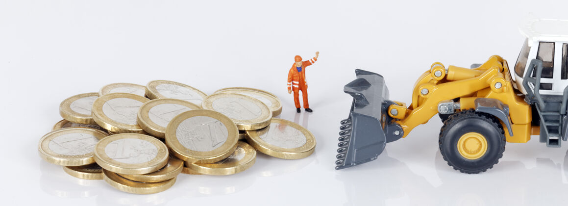 预算带挖掘机和工人的欧元硬币金融现金欧元