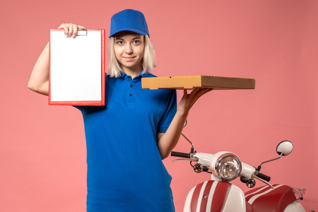 卷轴正面图：女快递员拿着文件纸条和粉色的比萨饼盒便条人披萨