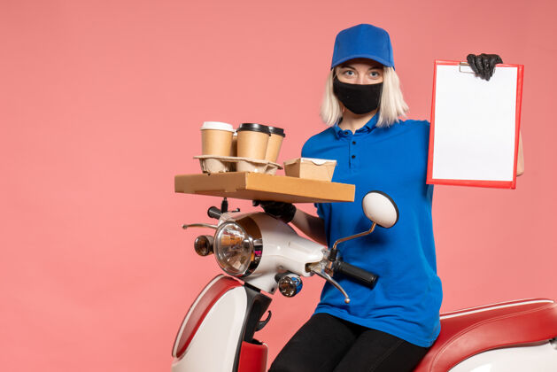 女信使正面图骑自行车的女快递员 咖啡杯是粉红色的自行车枪设备