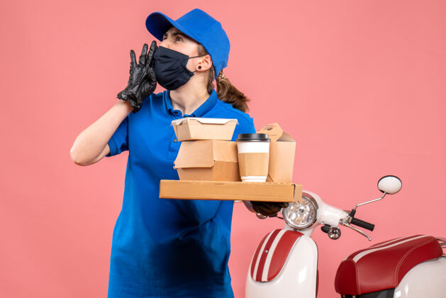 送货正面图：戴着面具的女快递员 粉色的咖啡和食物制服咖啡工作