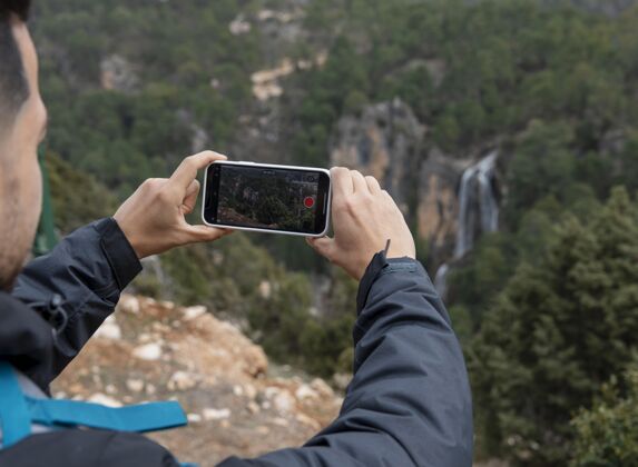 自然人类在用手机拍照特写旅游设备