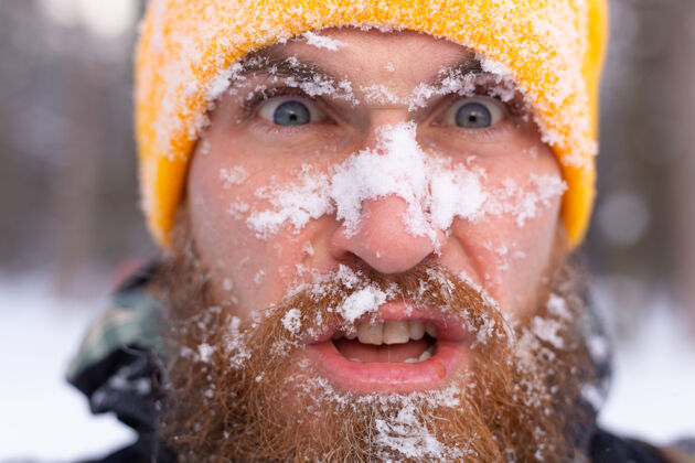 孤独一个留着胡子的男人的近照 所有的脸都在雪地里 在雪林里旅游雪花冬帽