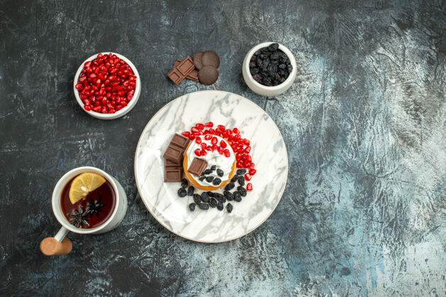 帽子顶视图美味的奶油蛋糕与巧克力饼干和茶在浅色背景托盘餐厅饼干
