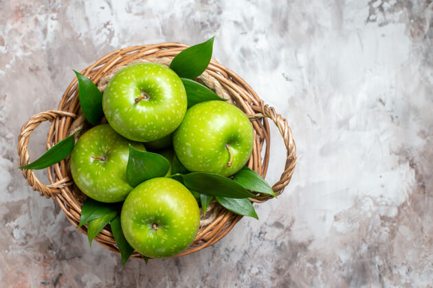 饮食顶视图美味的绿色苹果篮子内的轻背景多汁健康光