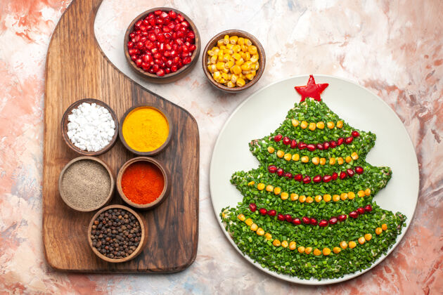 圣诞节顶视图美味的绿色沙拉在新年树形状与调味品在轻背景水果新的健康