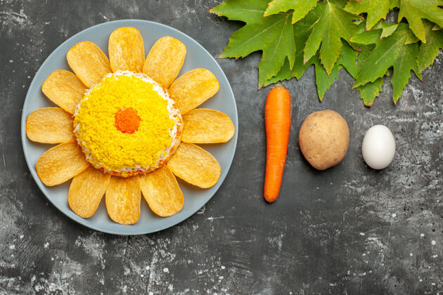 水果黑色背景上胡萝卜土豆鸡蛋和叶子沙拉的俯视图背景饮食新鲜