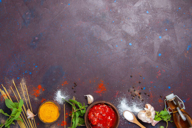 食品顶视图番茄酱配调味料上深色背景餐料酱汁辛辣水果番茄滴
