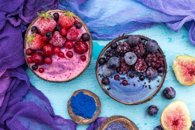 无花果高角度拍摄美味的水果奶昔 上面放着椰子碗里的冷冻水果蓝莓水果新鲜